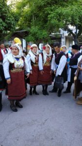Χορευτές του Λαϊκού Εργαστηρίου Πάτρας με παραδοσιακές στολές στην παρέλαση, 7η Γιορτή Χορευτικών Συγκροτημάτων 2019