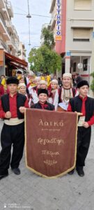 Χορευτές του Λαϊκού Εργαστηρίου Πάτρας παρελαύνουν στο κέντρο της Πάτρας, 2023