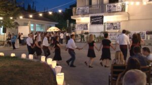 Χορευτές του Λαϊκού Εργαστηρίου Πάτρας σε παραδοσιακό χορό, εκδήλωση λήξης Θ.Π.Κ. Η Μέριμνα 2019
