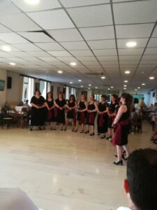Μέλη της χορευτικής ομάδας χορεύουν με συμμετέχοντες, Κωνσταντοπούλειο Ευγηρείο 2019