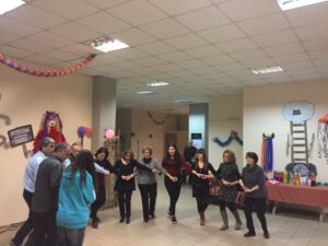 Χορευτές σε κύκλο στην εκδήλωση του οικοτροφείου Κλίμακα, 2018