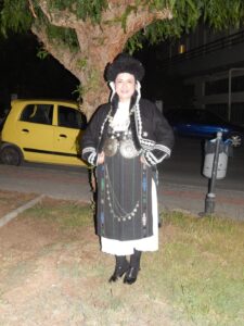 Χορευτές του Λαϊκού Εργαστηρίου Πάτρας σε ομαδική φωτογραφία πριν την παράσταση, 2019