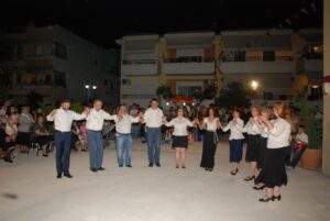 Χορευτές του Λαϊκού Εργαστηρίου Πάτρας χορεύουν παραδοσιακούς χορούς, Κρύα Ιτεών 2015