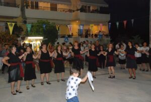 Χορευτές σε σειρά στο πανηγύρι Αγίου Παναγή Μπασιά, Κρύα Ιτεών 2018