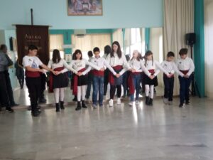 Το παιδικό τμήμα του Λαϊκού Εργαστηρίου Πάτρας στην πρώτη του παράσταση, 2023