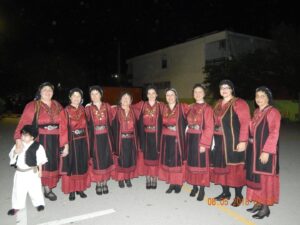 Η χορευτική ομάδα του Λαϊκού Εργαστηρίου Πάτρας σε εξωτερικό χώρο, Ζευγολατιό 2018