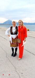 Χορευτές του Λαϊκού Εργαστηρίου Πάτρας σε ομαδική φωτογραφία στο μώλο, 2022