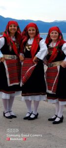 Χορευτές του Λαϊκού Εργαστηρίου Πάτρας σε ομαδική φωτογραφία με στολές Θράκης, μώλος 2022