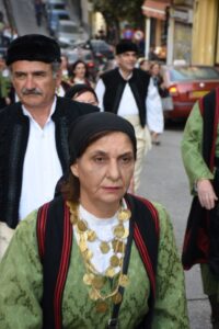 Χορεύτρια του Λαϊκού Εργαστηρίου Πάτρας με παραδοσιακή στολή Ηπείρου, 2018