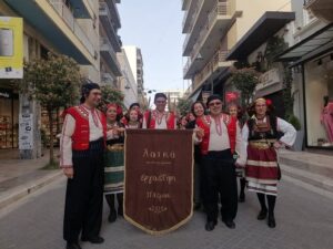 Χορευτές του Λαϊκού Εργαστηρίου Πάτρας με πανό στην παρέλαση, 8η Γιορτή Χορευτικών Συγκροτημάτων 2022