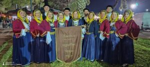 Χορευτές του Λαϊκού Εργαστηρίου Πάτρας παρελαύνουν στο κέντρο της Πάτρας, 2023
