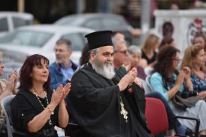 Κοινό παρακολουθεί την εκδήλωση στην πλατεία της Οβρυάς, 2024