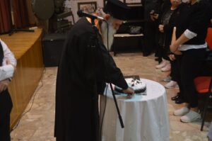 Ο π. Ανδρέας Γεωργακόπουλος ευλογεί τη Βασιλόπιτα του Λαϊκού Εργαστηρίου Πάτρας, 2024