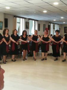 Μέλη της χορευτικής ομάδας χορεύουν με συμμετέχοντες, Κωνσταντοπούλειο Ευγηρείο 2019
