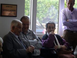 Συμμετέχοντες χαιρετιούνται με χαμόγελο στην εκδήλωση, 2018