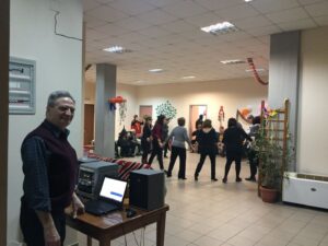 Χοροδιδάσκαλος του Λαϊκού Εργαστηρίου Πάτρας στο αποκριάτικο γλέντι, Κλίμακα 2018