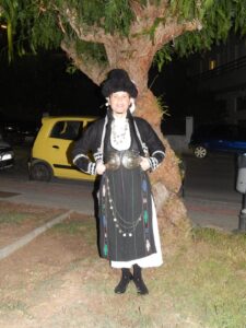 Χορευτές του Λαϊκού Εργαστηρίου Πάτρας σε ομαδική φωτογραφία πριν την παράσταση, 2019