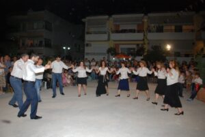 Η ομάδα του Λαϊκού Εργαστηρίου Πάτρας στο προαύλιο του Ιερού Ναού, Κρύα Ιτεών 2015