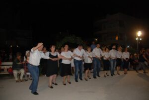 Χορευτές του Λαϊκού Εργαστηρίου Πάτρας σε παραδοσιακό κύκλο, Κρύα Ιτεών 2016