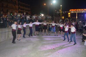 Χορευτές του Λαϊκού Εργαστηρίου Πάτρας σε παραδοσιακό χορό στο προαύλιο του ναού, Τέρψη 2023