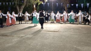 Χορευτές του Λαϊκού Εργαστηρίου Πάτρας χορεύουν χορούς του Αιγαίου, πλατεία Ανδρούτσου 2023