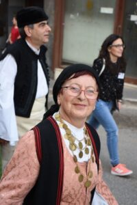 Χορεύτρια του Λαϊκού Εργαστηρίου Πάτρας με παραδοσιακή στολή Ηπείρου, 2018