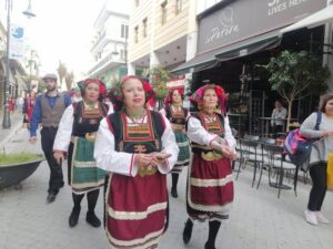 Χορευτές του Λαϊκού Εργαστηρίου Πάτρας στην παρέλαση, 8η Γιορτή Χορευτικών Συγκροτημάτων 2022