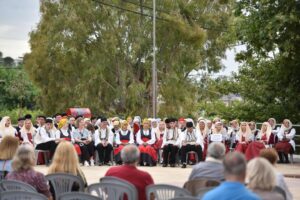 Κοινό παρακολουθεί την εκδήλωση στην πλατεία της Οβρυάς, 2024