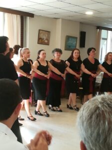 Μέλη της χορευτικής ομάδας χορεύουν με συμμετέχοντες, Κωνσταντοπούλειο Ευγηρείο 2019