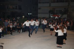 Χορευτές σε κύκλο στο πανηγύρι Αγίου Παναγή Μπασιά, Κρύα Ιτεών 2015