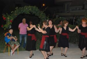 Παράσταση του Λαϊκού Εργαστηρίου Πάτρας κάτω από φωτισμένη αψίδα, Κρύα Ιτεών 2018