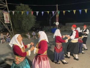 Χορευτές του Λαϊκού Εργαστηρίου Πάτρας χορεύουν χορούς Κεφαλονιάς και Κυθήρων, Μακρυγιάννη 2024