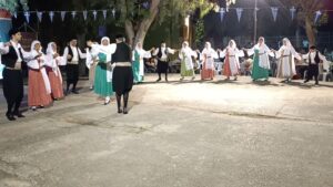 Χορευτές του Λαϊκού Εργαστηρίου Πάτρας χορεύουν χορούς του Αιγαίου, πλατεία Ανδρούτσου 2023