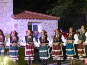 Η χορευτική ομάδα του Λαϊκού Εργαστηρίου Πάτρας σε σειρά στα λιθόστρωτα της Χαλανδρίτσας, 2019
