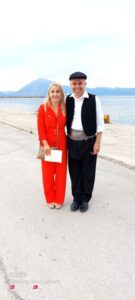 Χορευτές του Λαϊκού Εργαστηρίου Πάτρας σε ομαδική φωτογραφία στο μώλο, 2022