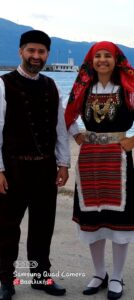 Ζευγάρι χορευτών του Λαϊκού Εργαστηρίου Πάτρας με παραδοσιακή στολή Θράκης, 2022