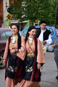 Χορεύτριες του Λαϊκού Εργαστηρίου Πάτρας με παραδοσιακές στολές, 2018