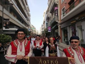 Χορευτές του Λαϊκού Εργαστηρίου Πάτρας στην παρέλαση, 8η Γιορτή Χορευτικών Συγκροτημάτων 2022