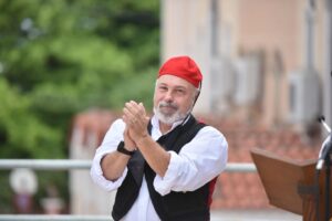 Κοινό παρακολουθεί την εκδήλωση στην πλατεία της Οβρυάς, 2024