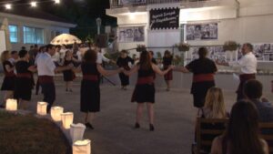 Η χορευτική ομάδα του Λαϊκού Εργαστηρίου Πάτρας στον προαύλιο χώρο της Μέριμνας, 2019