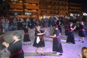 Χορευτές του Λαϊκού Εργαστηρίου Πάτρας σε παραδοσιακό χορό στο προαύλιο του ναού, Τέρψη 2023