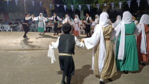 Χορευτές του Λαϊκού Εργαστηρίου Πάτρας χορεύουν χορούς του Αιγαίου, πλατεία Ανδρούτσου 2023
