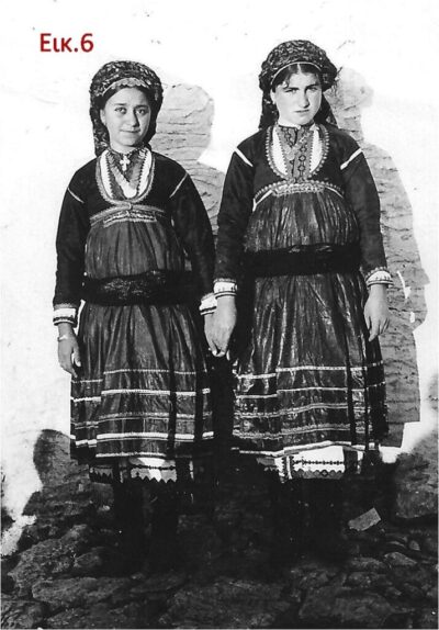 Νεαρές γυναίκες από το Καστέλλο Ρόδου το 1935 με την παραδοσιακή τους φορεσιά