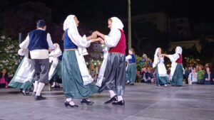 Ζευγάρι χορευτών του Λαϊκού Εργαστηρίου Πάτρας σε παραδοσιακό χορό, Ψηλά Αλώνια 2024