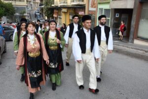 Χορευτές του Λαϊκού Εργαστηρίου Πάτρας παρελαύνουν στο κέντρο της Πάτρας, 2018