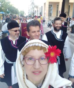Χορευτές του Λαϊκού Εργαστηρίου Πάτρας με παραδοσιακές στολές στην παρέλαση, 7η Γιορτή Χορευτικών Συγκροτημάτων 2019