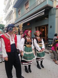 Χορευτές του Λαϊκού Εργαστηρίου Πάτρας στην παρέλαση, 8η Γιορτή Χορευτικών Συγκροτημάτων 2022