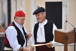 Κοινό παρακολουθεί την εκδήλωση στην πλατεία της Οβρυάς, 2024
