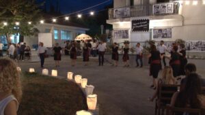 Η χορευτική ομάδα του Λαϊκού Εργαστηρίου Πάτρας στον προαύλιο χώρο της Μέριμνας, 2019