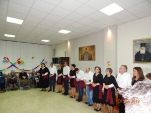 Μέλη της χορευτικής ομάδας χορεύουν με συμμετέχοντες, Άσυλο Ανιάτων 2019